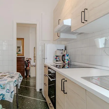 Guesthost - Bright Apartamento *